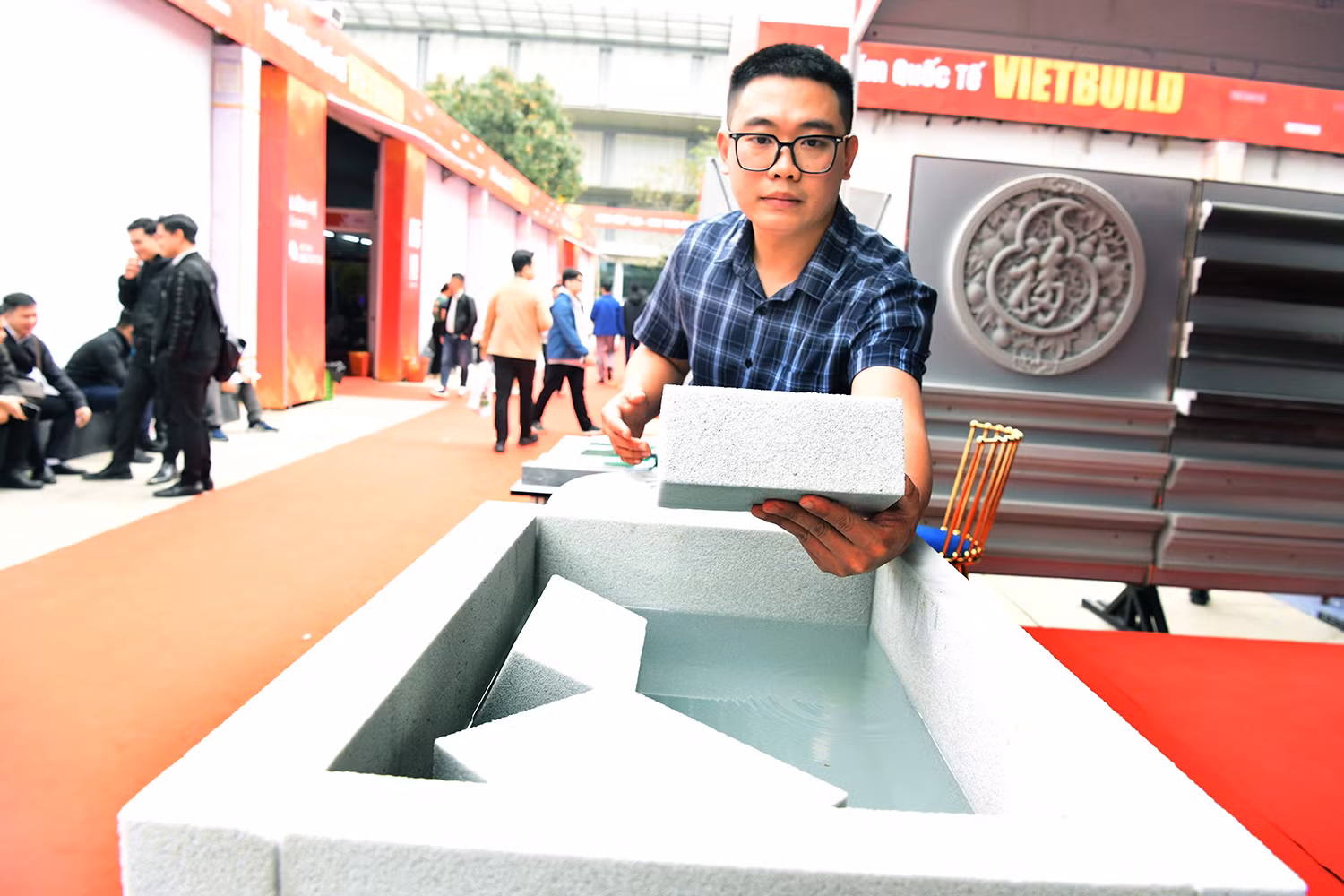 Nhờ cấu trúc xốp nhẹ, gốm bọt sứ có thể nổi trên mặt nước.