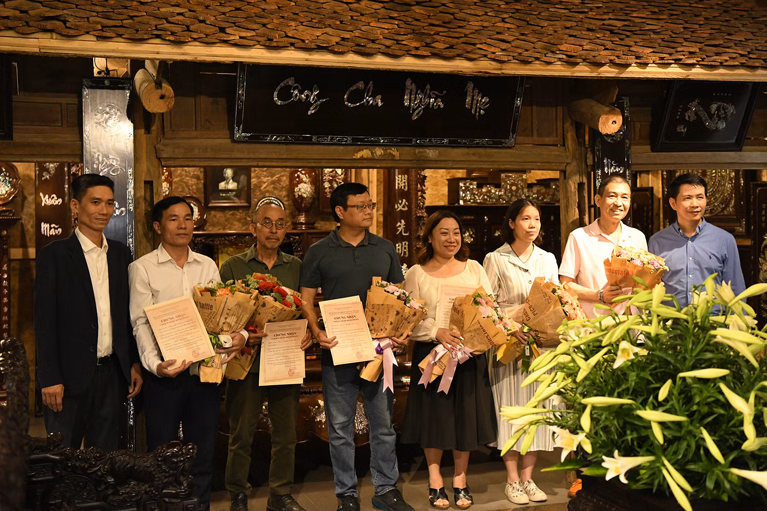 UBND quận Hoàn Kiếm trao giấy chứng nhận cho các đơn vị tham gia chuỗi hoạt động.