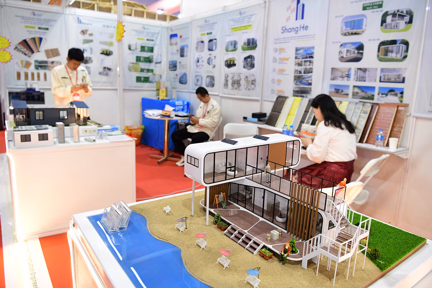 Xu hướng thiết kế không gian sống hiện đại đang làm thay đổi cách chúng ta sinh hoạt. Tại Vietbuild 2025, các giải pháp tối ưu công năng, tiết kiệm diện tích và nâng cao tính thẩm mỹ được trưng bày, mang đến sự tiện nghi và trải nghiệm vượt trội cho người dùng.