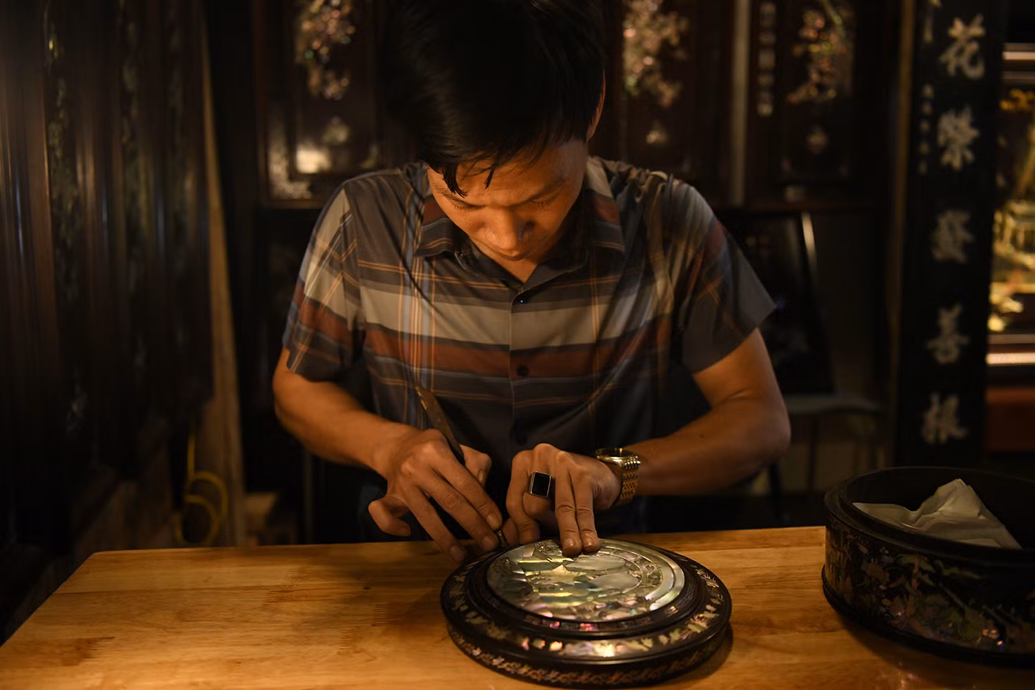 Người khảm trai Chuyên Mỹ thực nghiệm nghề tại chỗ.