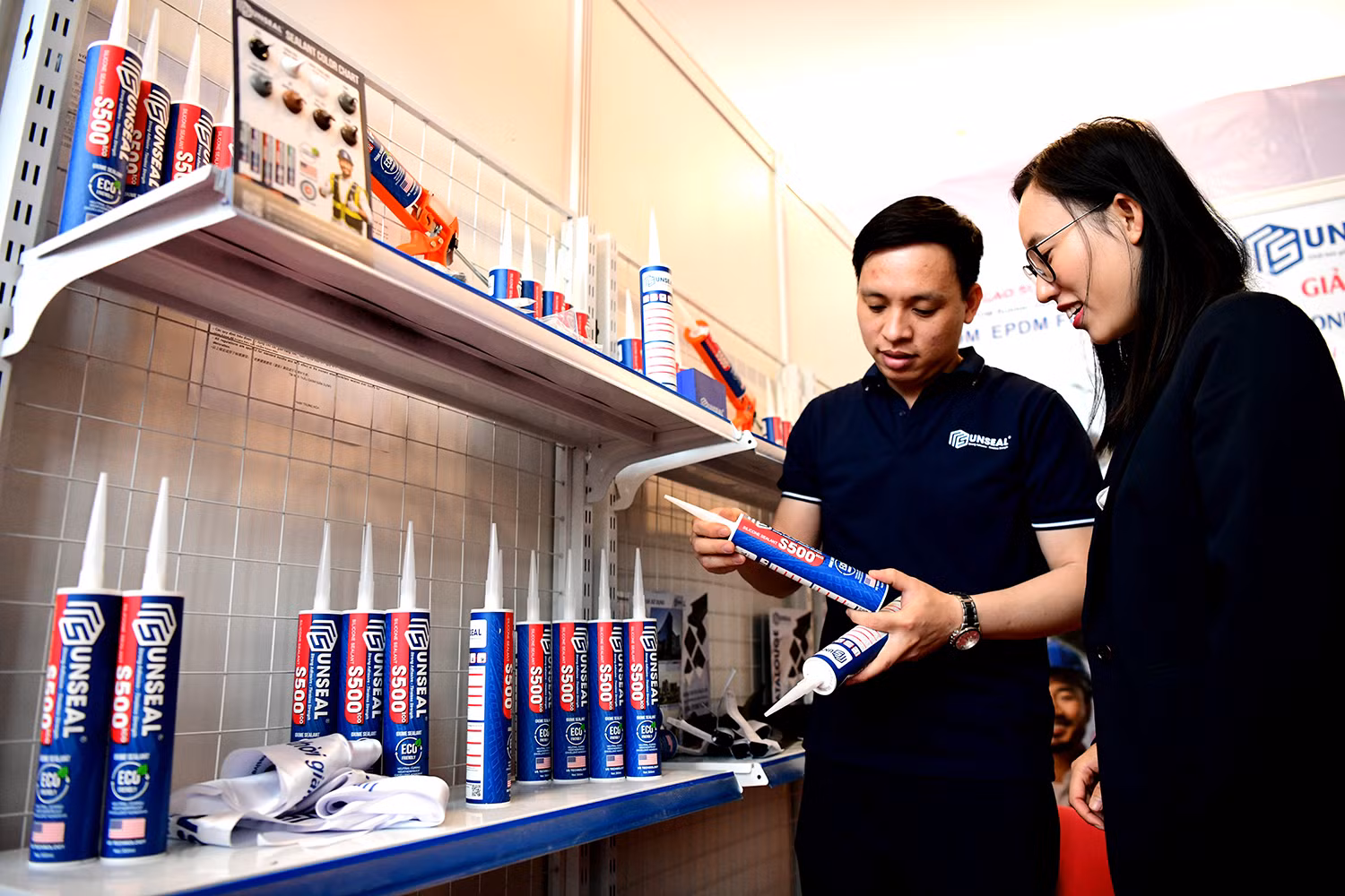 Các vật liệu phục vụ xây dựng đa dạng nhiều chủng loại, như keo silicone trung tính thân thiện môi trường, không mùi không hóa chất độc hại, sử dụng trang trí trên các chất liệu kính, nhôm, gỗ, đá, gạch được các đơn vị tham gia Triển lãm giới thiệu.