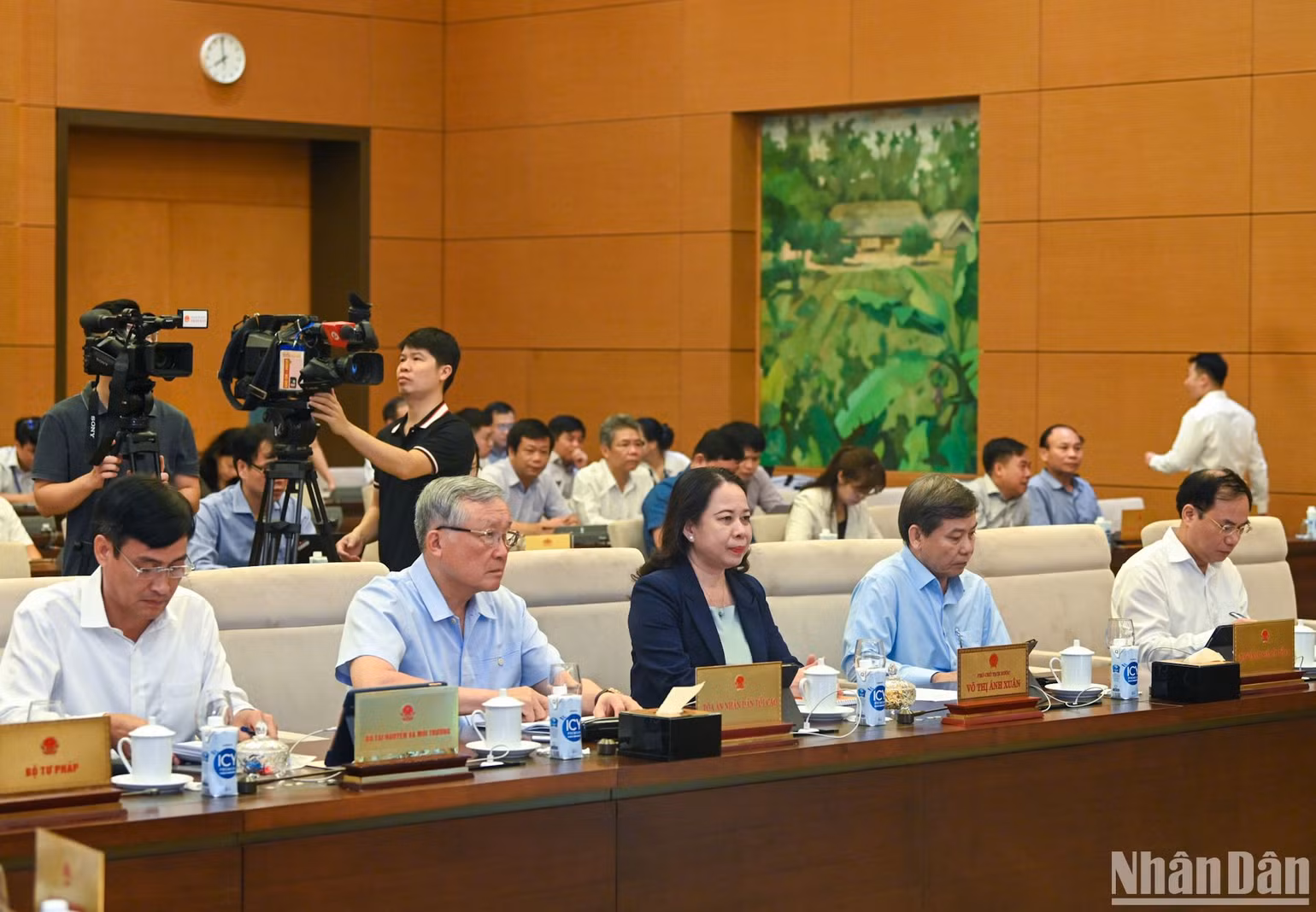 Phó Chủ tịch nước Võ Thị Ánh Xuân, Chánh án Tòa án nhân dân tối cao Nguyễn Hòa Bình, Viện trưởng Viện Kiểm sát nhân dân tối cao Lê Minh Trí và các đại biểu dự phiên họp. Phó Chủ tịch nước Võ Thị Ánh Xuân, Chánh án Tòa án nhân dân tối cao Nguyễn Hòa Bình, Viện trưởng Viện Kiểm sát nhân dân tối cao Lê Minh Trí và các đại biểu dự phiên họp.