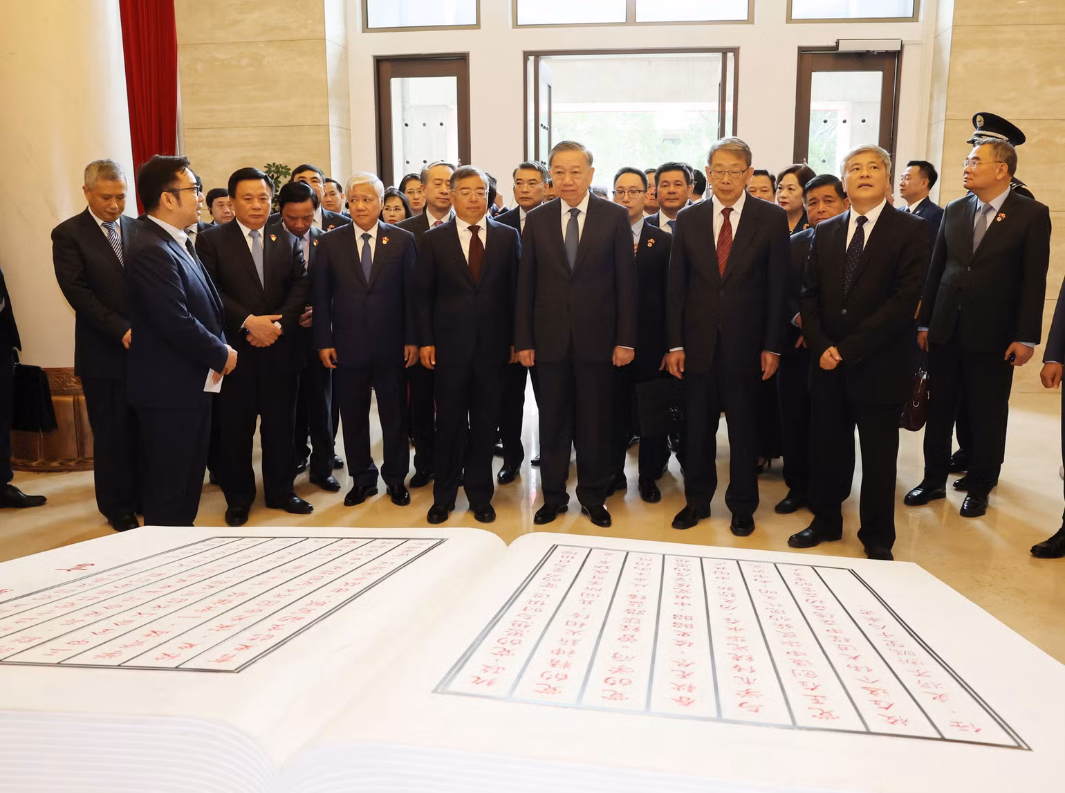 Tổng Bí thư, Chủ tịch nước Tô Lâm thăm phòng truyền thống của Trường Đảng Trung ương Đảng Cộng sản Trung Quốc. (Ảnh: Trí Dũng-TTXVN)