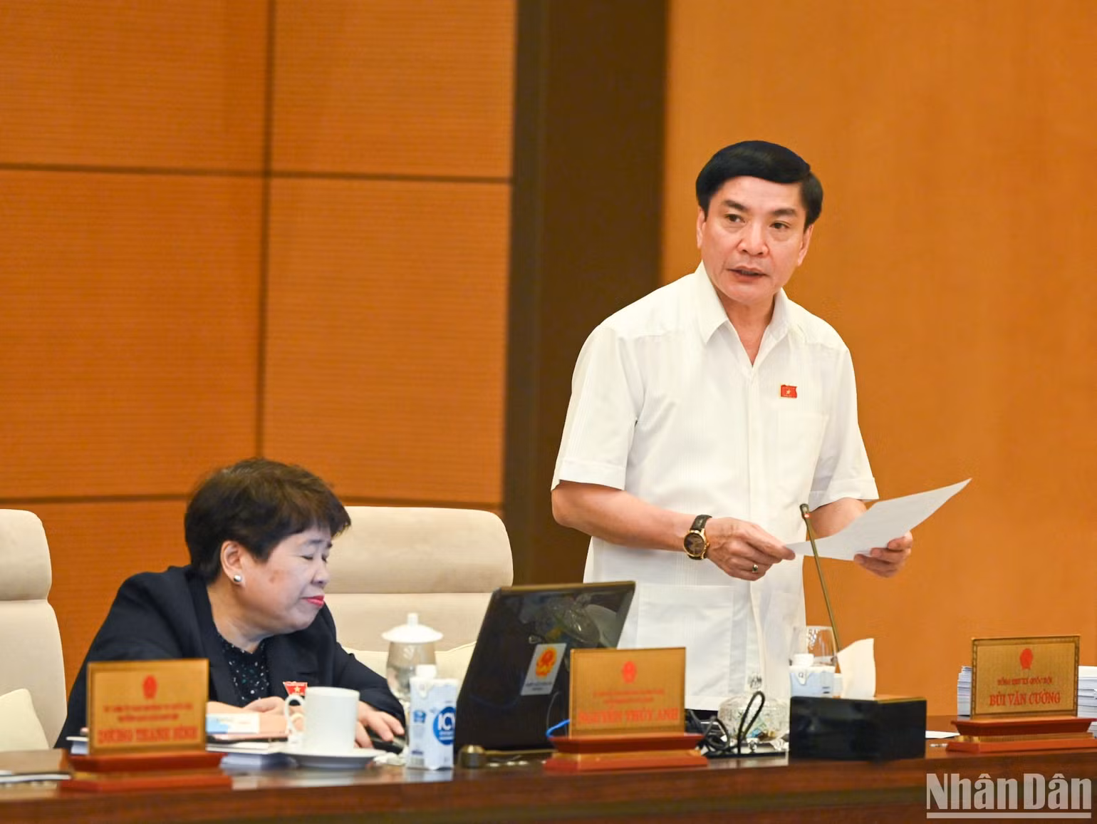 Tổng Thư ký, Chủ nhiệm Văn phòng Quốc hội Bùi Văn Cường phát biểu mở đầu phiên họp. Tổng Thư ký, Chủ nhiệm Văn phòng Quốc hội Bùi Văn Cường phát biểu mở đầu phiên họp.