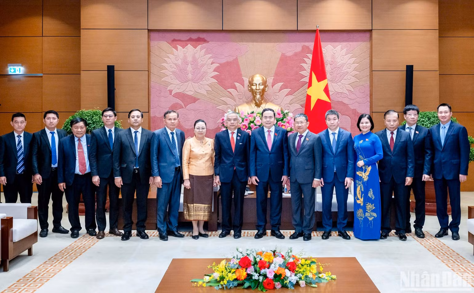 Chủ tịch Quốc hội Trần Thanh Mẫn và Phó Chủ tịch Quốc hội, Chủ tịch Ủy ban Hòa bình và Đoàn kết Lào Sommad Pholsena chụp ảnh lưu niệm với đại biểu hai nước tại cuộc tiếp. (Ảnh: Duy Linh) Chủ tịch Quốc hội Trần Thanh Mẫn và Phó Chủ tịch Quốc hội, Chủ tịch Ủy ban Hòa bình và Đoàn kết Lào Sommad Pholsena chụp ảnh lưu niệm với đại biểu hai nước tại cuộc tiếp. (Ảnh: Duy Linh)