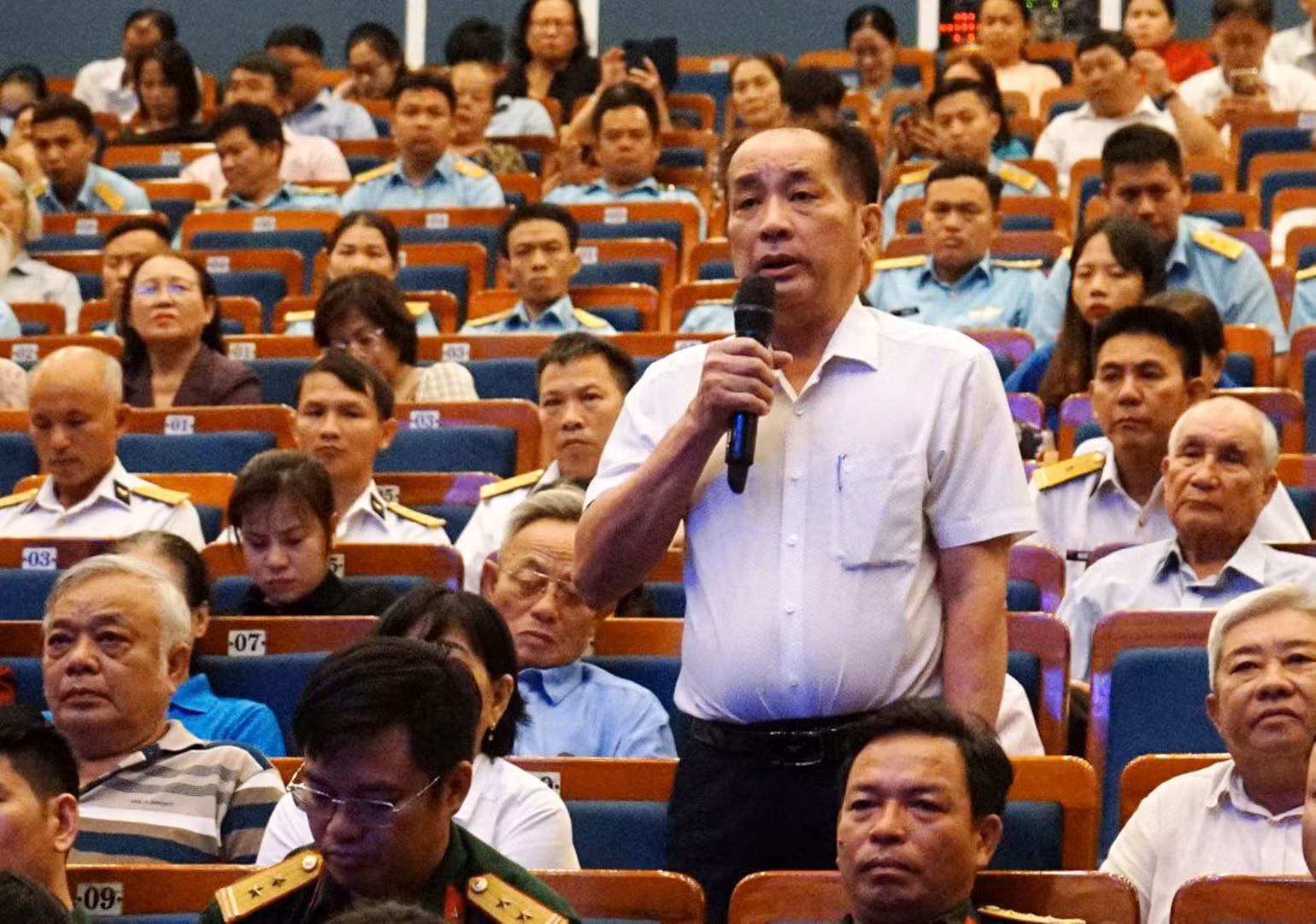 Cử tri chất vấn, kiến nghị tại các kỳ tiếp xúc cử tri và chương trình HĐND với cử tri.