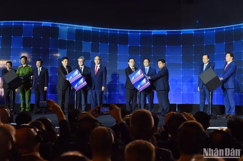 Thủ tướng Phạm Minh Chính và các đại biểu thực hiện nghi lễ khai mạc Triển lãm VIIE 2023.
