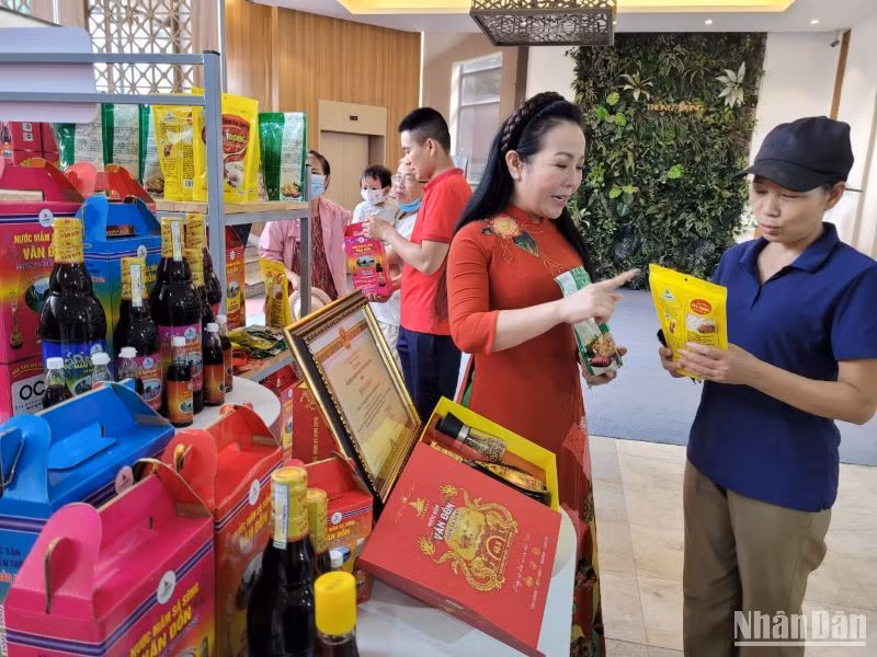 Bà Cao Hồng Vân, Tổng Giám đốc Công ty trách nhiệm hữu hạn một thành viên Newstar giới thiệu với người tiêu dùng về sản phẩm mới vừa được nhận bằng khen của Bộ Nông nghiệp và Phát triển nông thôn.