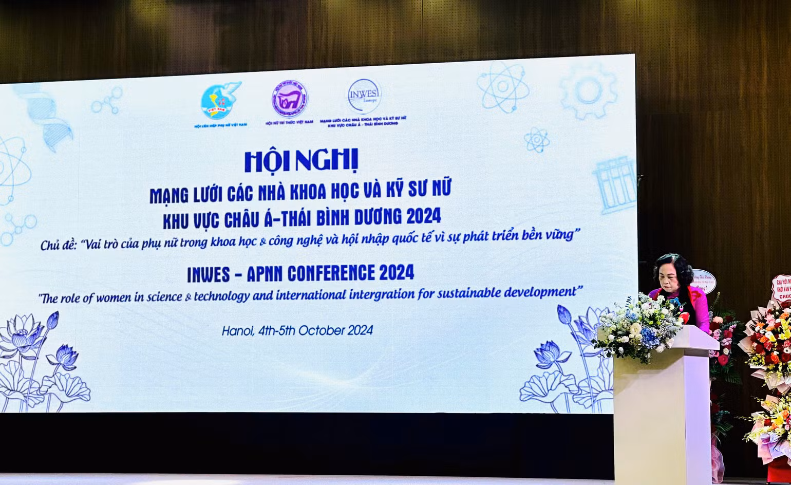 GS, TS Lê Thị Hợp, Chủ tịch Hội Nữ trí thức Việt Nam phát biểu khai mạc Hội nghị.