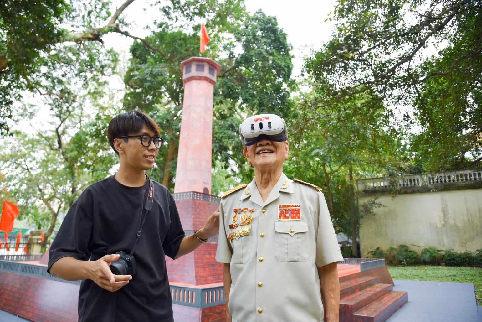 Đại tá Nguyễn Hữu Tài trải nghiệm công nghệ thực tế ảo tăng cường tại Báo Nhân Dân.