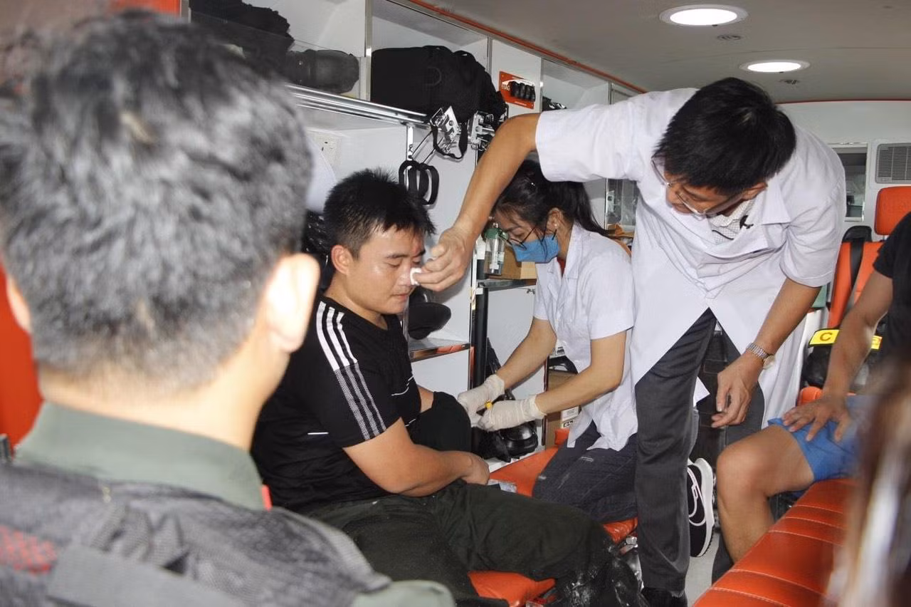Lực lượng làm nhiệm vụ bảo đảm an ninh trật tự bị thương được nhân viên y tế sơ cứu. Lực lượng làm nhiệm vụ bảo đảm an ninh trật tự bị thương được nhân viên y tế sơ cứu.