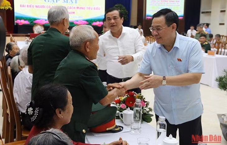 Chủ tịch Quốc hội Vương Đình Huệ trao quà, động viên người có công tại Quảng Nam.