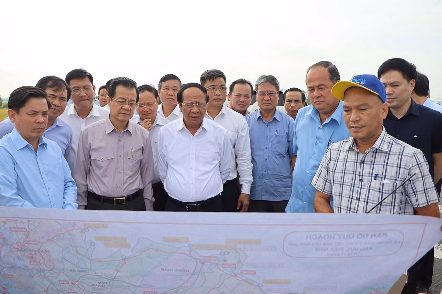 Phó Thủ tướng kiểm tra tuyến đường cao tốc qua tỉnh An Giang.