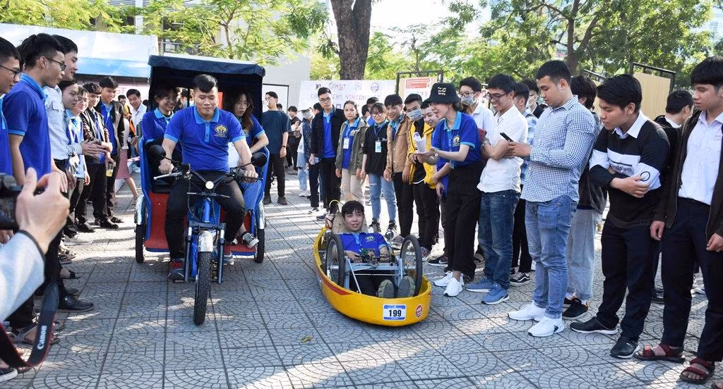 Nhiều sản phẩm nghiên cứu khoa học, sáng chế của sinh viên Trường Đại học Bách Khoa Đà Nẵng mang tính ứng dụng cao. Nhiều sản phẩm nghiên cứu khoa học, sáng chế của sinh viên Trường Đại học Bách Khoa Đà Nẵng mang tính ứng dụng cao.