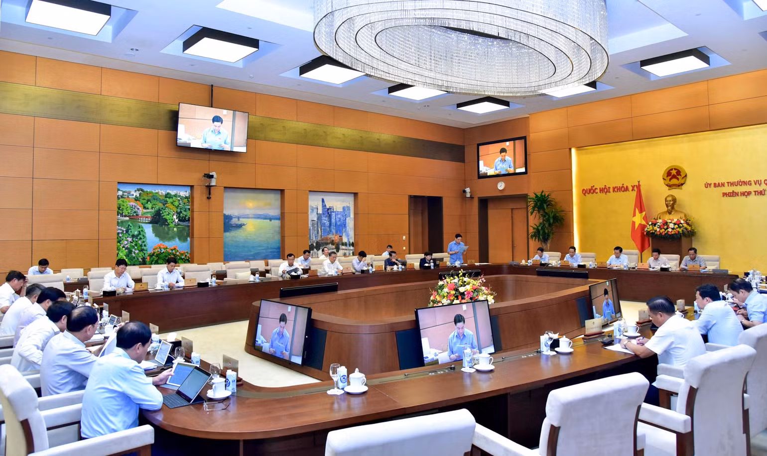 Quang cảnh phiên họp. Quang cảnh phiên họp.