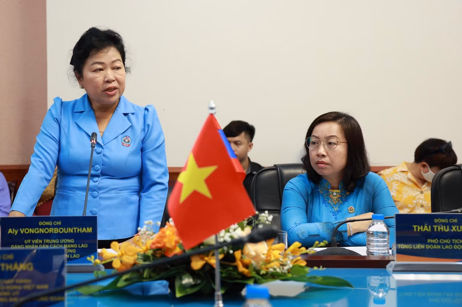Chủ tịch Trung ương Liên hiệp Công đoàn Lào Aly Vongnobountham phát biểu tại buổi làm việc. Chủ tịch Trung ương Liên hiệp Công đoàn Lào Aly Vongnobountham phát biểu tại buổi làm việc.