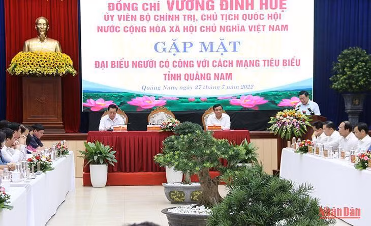 Chủ tịch Quốc hội Vương Đình Huệ phát biểu tại buổi gặp mặt.