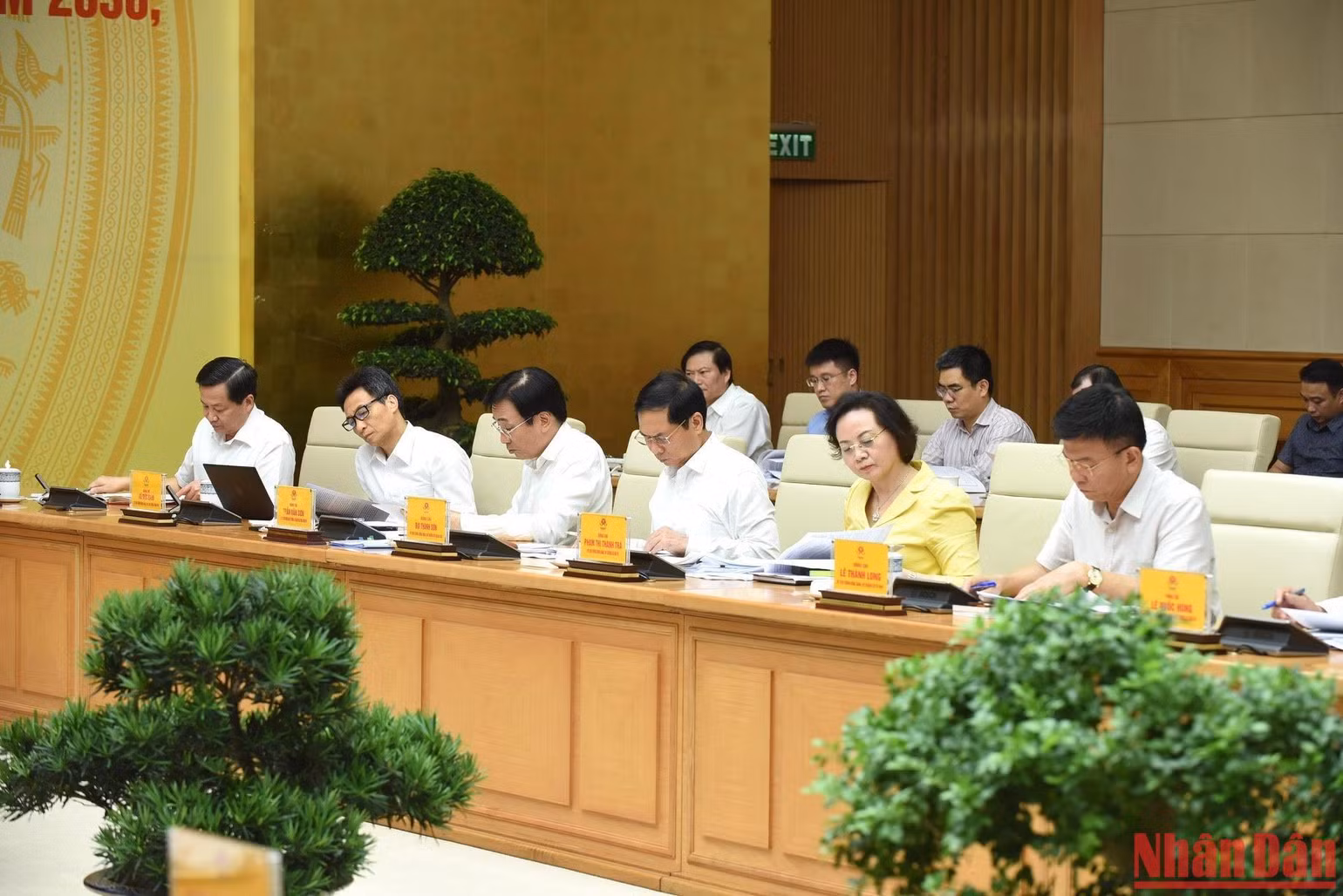 Các đồng chí Phó Thủ tướng và lãnh đạo bộ, ban, ngành tham dự hội nghị.
