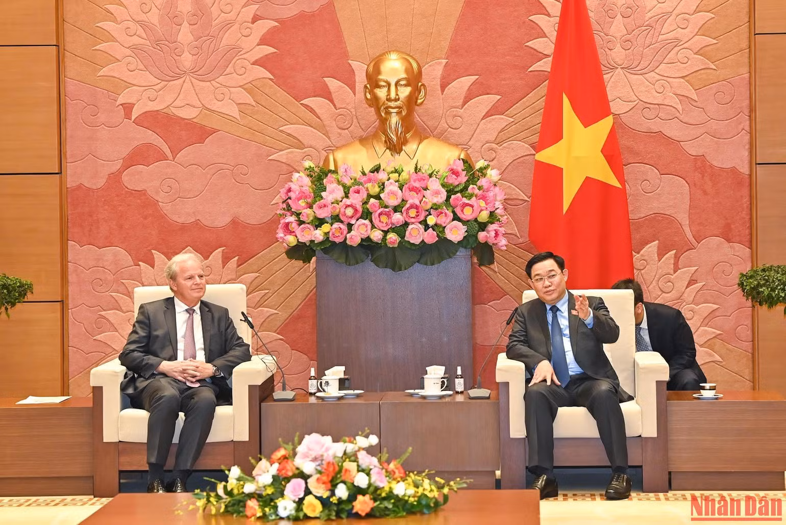 Chủ tịch Quốc hội Vương Đình Huệ tiếp Tổng Giám đốc Điều hành Ngân hàng Thế giới Axel van Trotsenburg. Chủ tịch Quốc hội Vương Đình Huệ tiếp Tổng Giám đốc Điều hành Ngân hàng Thế giới Axel van Trotsenburg.