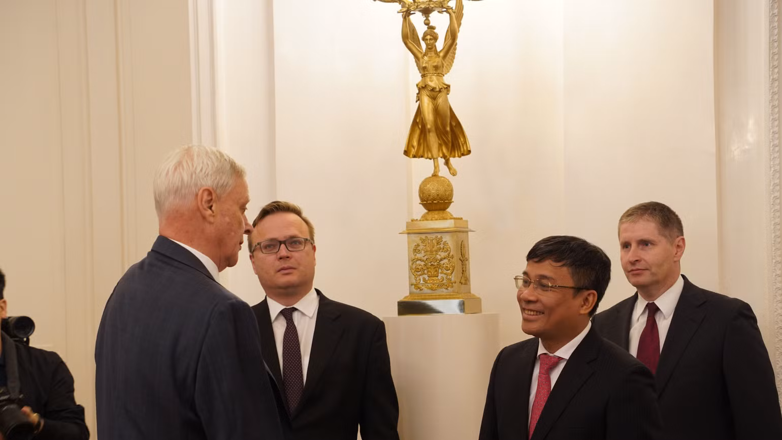 Thứ trưởng thường trực Bộ Ngoại giao Việt Nam Nguyễn Minh Vũ và Thứ trưởng thứ nhất Bộ Ngoại giao Nga Vladimir Titov. Thứ trưởng thường trực Bộ Ngoại giao Việt Nam Nguyễn Minh Vũ và Thứ trưởng thứ nhất Bộ Ngoại giao Nga Vladimir Titov.