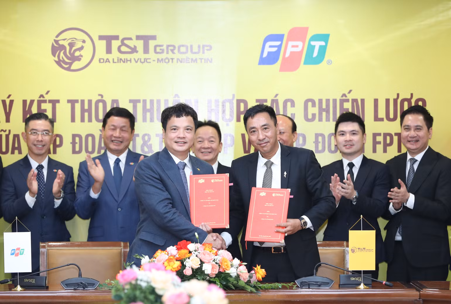 Ông Nguyễn Anh Tuấn, Phó Tổng Giám đốc T&T Group (bên phải) và ông Nguyễn Văn Khoa, Tổng Giám đốc FPT (trái) trao thỏa thuận hợp tác đầu tư dự án T&T City Millennia. Ông Nguyễn Anh Tuấn, Phó Tổng Giám đốc T&T Group (bên phải) và ông Nguyễn Văn Khoa, Tổng Giám đốc FPT (trái) trao thỏa thuận hợp tác đầu tư dự án T&T City Millennia.
