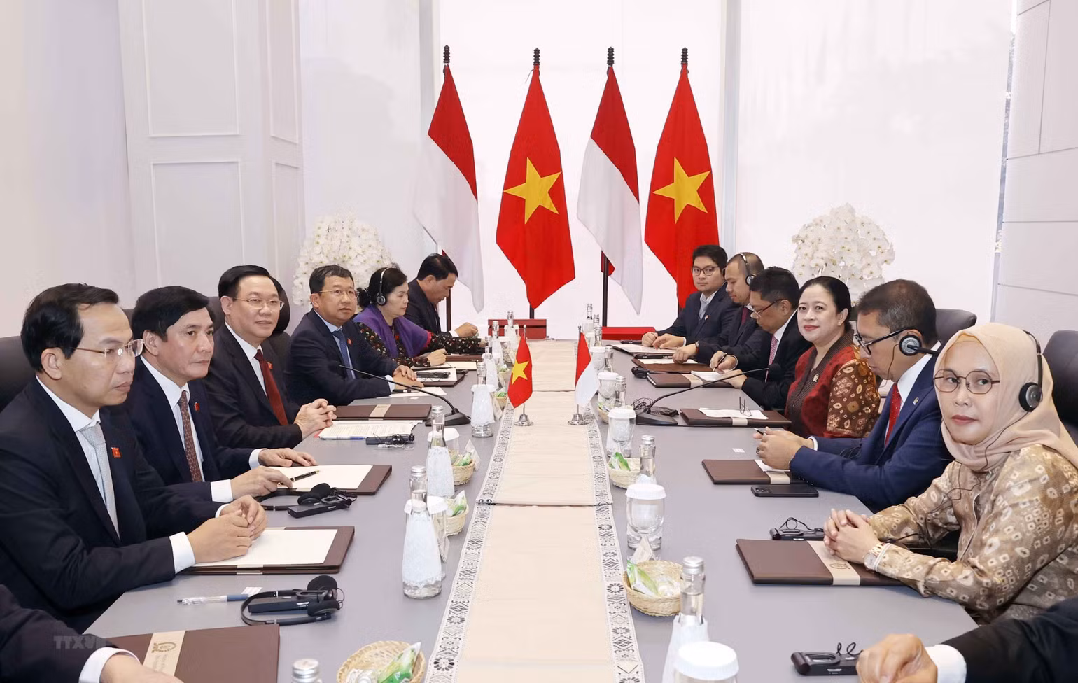 Chủ tịch Quốc hội Vương Đình Huệ hội đàm với Chủ tịch Hạ viện Indonesia Puan Maharani. (Ảnh: TTXVN) Chủ tịch Quốc hội Vương Đình Huệ hội đàm với Chủ tịch Hạ viện Indonesia Puan Maharani. (Ảnh: TTXVN)