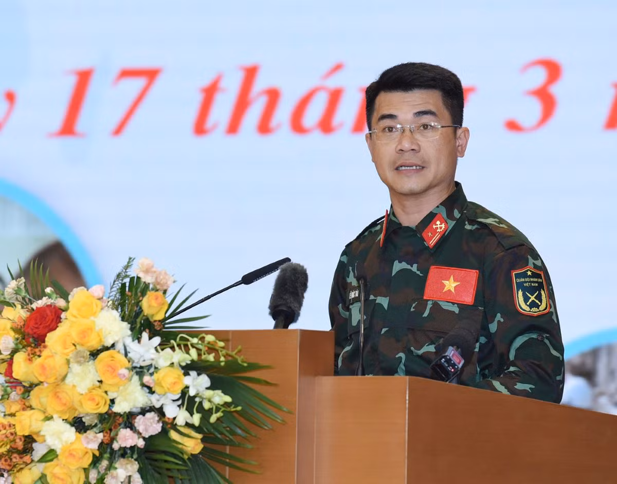 Thiếu tá Lê Đức Tài phát biểu. Thiếu tá Lê Đức Tài phát biểu.