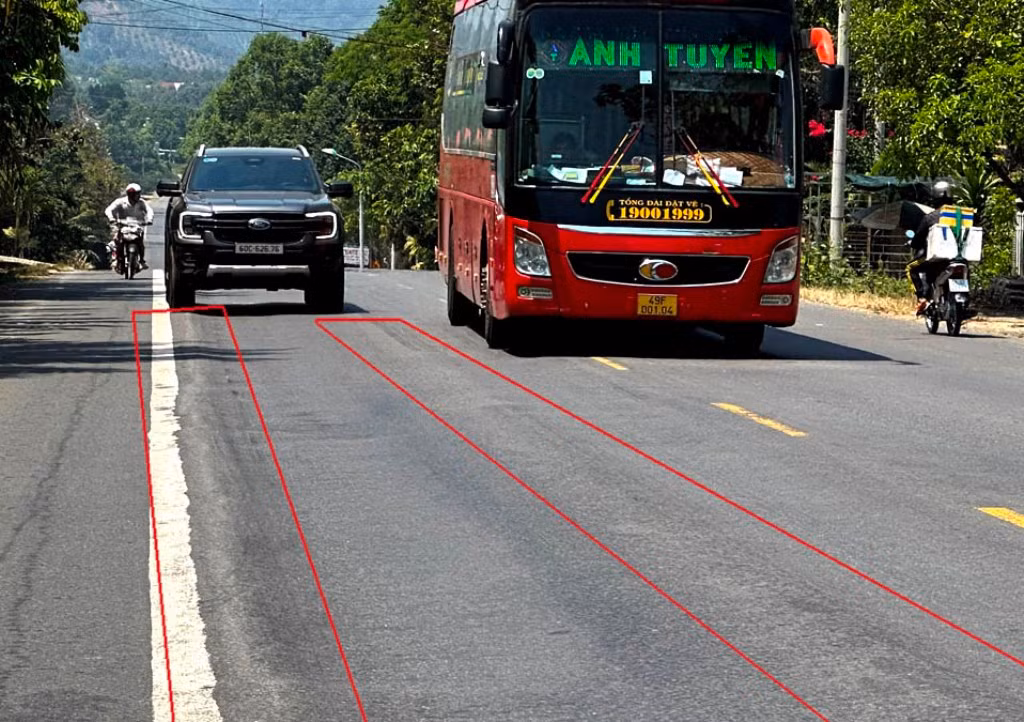 Một đoạn trên quốc lộ 20, đoạn qua huyện Đạ Huoai, Lâm Đồng, nền đường gợn sóng (hình dấu dọc đỏ) gây mất an toàn giao thông. Một đoạn trên quốc lộ 20, đoạn qua huyện Đạ Huoai, Lâm Đồng, nền đường gợn sóng (hình dấu dọc đỏ) gây mất an toàn giao thông.