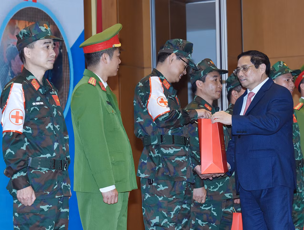 Thủ tướng Phạm Minh Chính tặng quà các cán bộ, các chiến sĩ trong đoàn công tác tham gia cứu nạn, cứu hộ tại Thổ Nhĩ Kỳ. Thủ tướng Phạm Minh Chính tặng quà các cán bộ, các chiến sĩ trong đoàn công tác tham gia cứu nạn, cứu hộ tại Thổ Nhĩ Kỳ.
