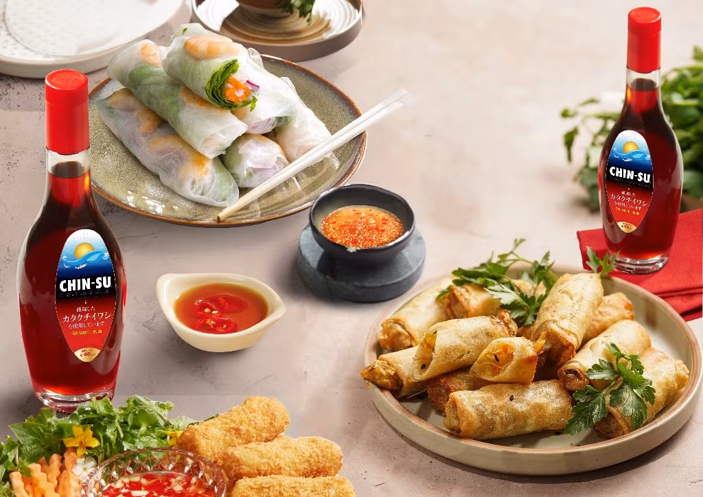 Nước mắm Chin-su Cá Cơm Biển Đông được đặt trong chai thủy tinh sang trọng, với nắp rót rượu, mang đến trải nghiệm đẳng cấp, khác biệt. Nước mắm Chin-su Cá Cơm Biển Đông được đặt trong chai thủy tinh sang trọng, với nắp rót rượu, mang đến trải nghiệm đẳng cấp, khác biệt.