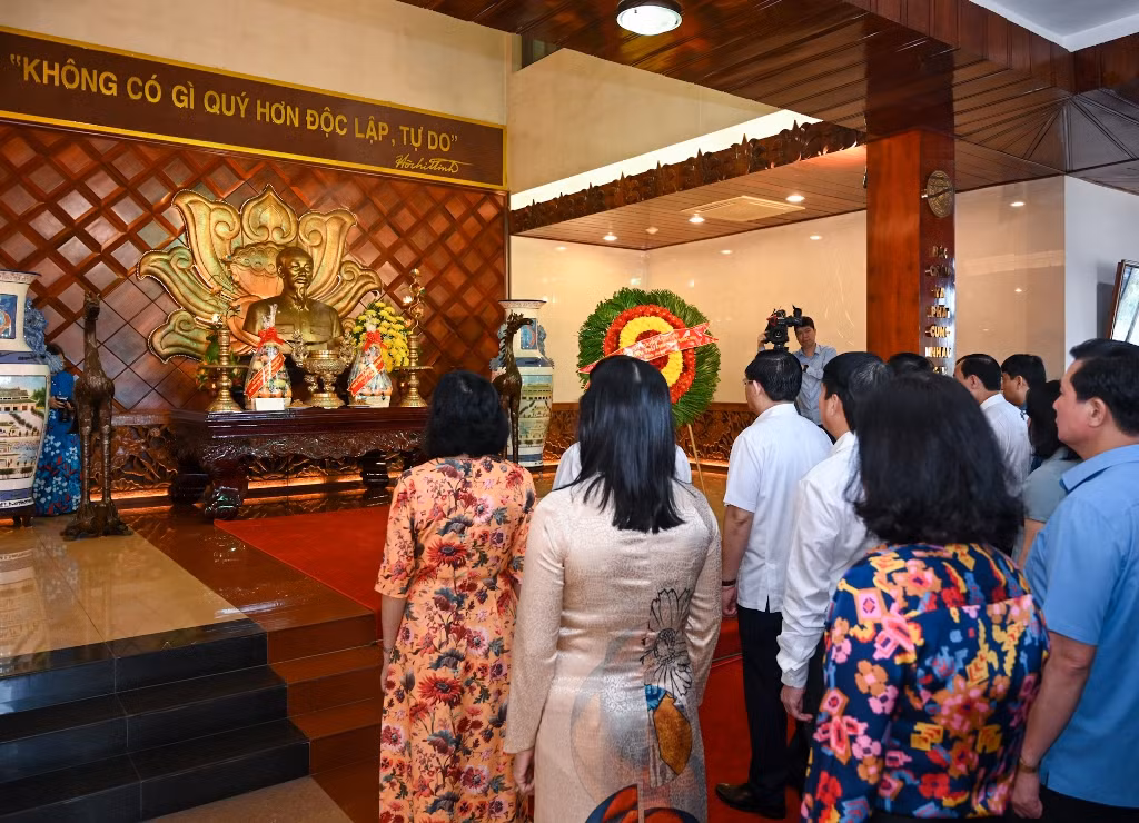 Đoàn công tác Quốc hội và các đại biểu thành kính tưởng nhớ Chủ tịch Hồ Chí Minh.