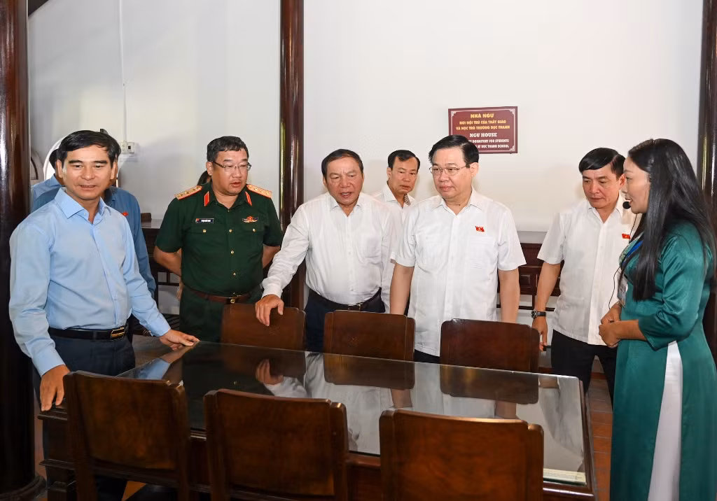 Chủ tịch Quốc hội Vương Đình Huệ và đoàn công tác thăm Nhà Ngư - nơi nội trú của thầy và trò trường Dục Thanh.