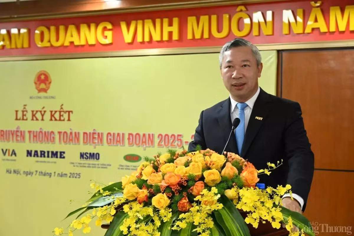 Ông Phạm Nguyên Hùng - Cục trưởng Cục Công nghiệp, Bộ Công Thương đại diện cho các đơn vị chức năng trong Bộ phát biểu tại Lễ ký kết. Ông Phạm Nguyên Hùng - Cục trưởng Cục Công nghiệp, Bộ Công Thương đại diện cho các đơn vị chức năng trong Bộ phát biểu tại Lễ ký kết.