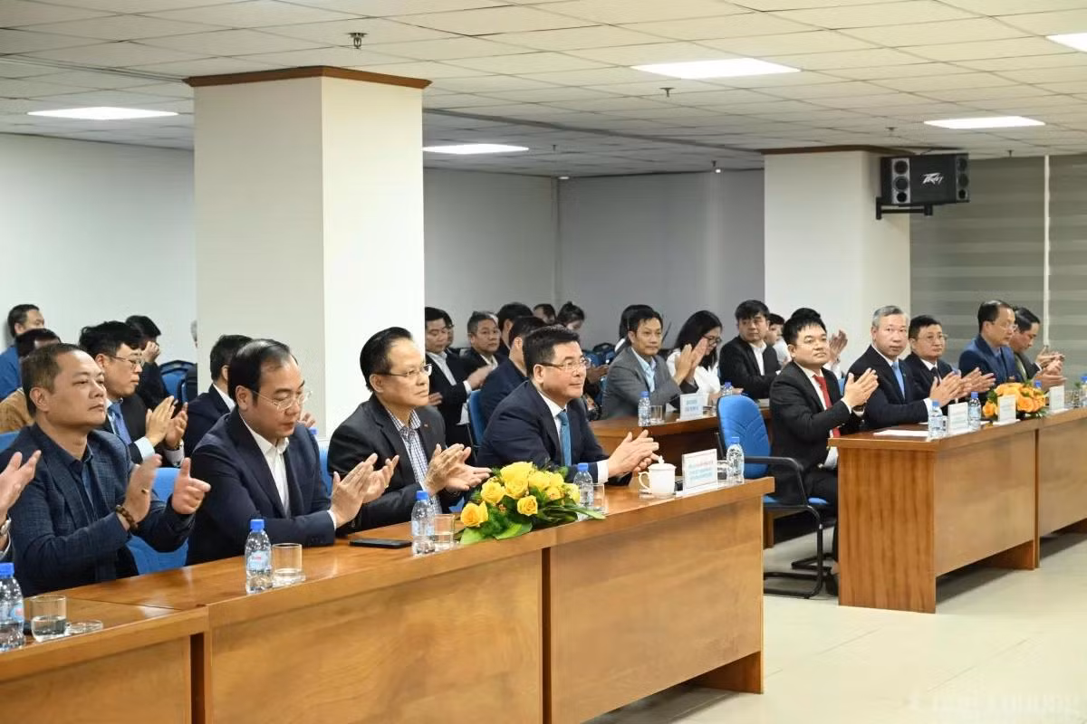 Bộ trưởng Nguyễn Hồng Diên ghi nhận và đánh giá rất cao vai trò truyền tải thông tin của Báo Công Thương. Bộ trưởng Nguyễn Hồng Diên ghi nhận và đánh giá rất cao vai trò truyền tải thông tin của Báo Công Thương.