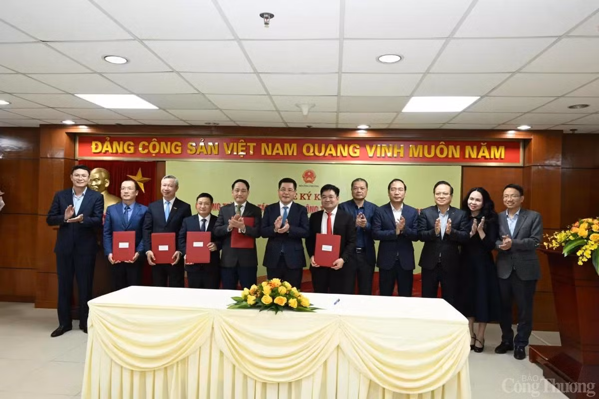 Tổng Biên tập Báo Công Thương đã ký và trao biên bản ký kết hợp tác truyền thông toàn diện giữa hai đơn vị giai đoạn 2025-2030 với 4 đơn vị. Tổng Biên tập Báo Công Thương đã ký và trao biên bản ký kết hợp tác truyền thông toàn diện giữa hai đơn vị giai đoạn 2025-2030 với 4 đơn vị.