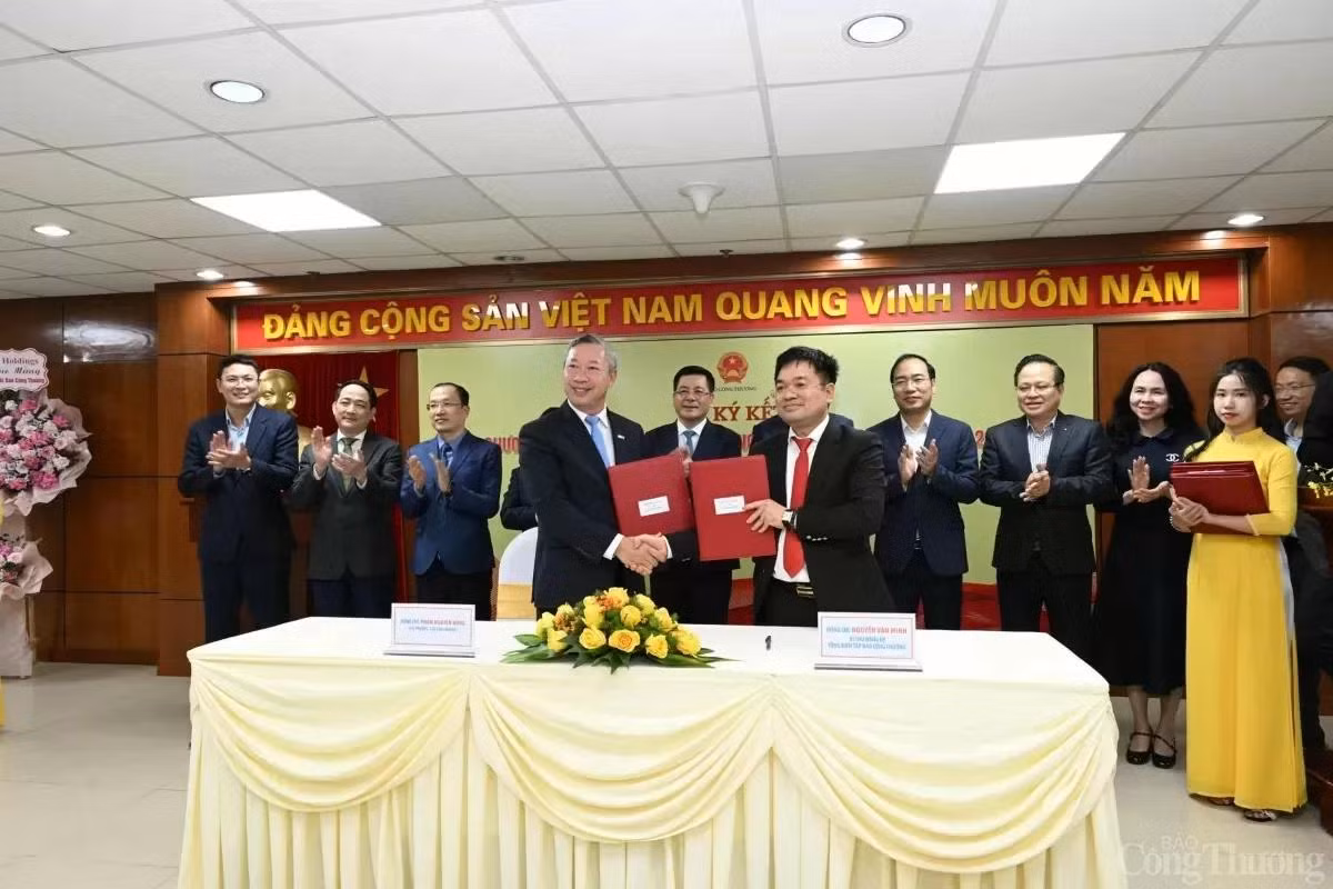Tổng Biên tập Báo Công Thương và Cục trưởng Cục Công nghiệp Phạm Nguyên Hùng trao biên bản ký kết hợp tác truyền thông toàn diện giữa hai đơn vị giai đoạn 2025-2030. Tổng Biên tập Báo Công Thương và Cục trưởng Cục Công nghiệp Phạm Nguyên Hùng trao biên bản ký kết hợp tác truyền thông toàn diện giữa hai đơn vị giai đoạn 2025-2030.