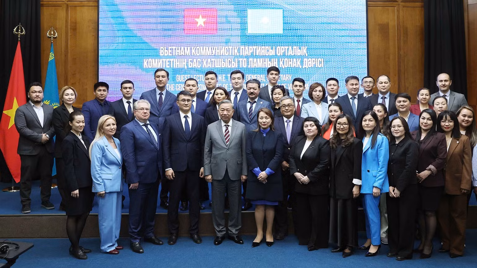 Tổng Bí thư Tô Lâm và lãnh đạo, giảng viên, học viên Học viện Hành chính Công trực thuộc Tổng thống Kazakhstan. Tổng Bí thư Tô Lâm và lãnh đạo, giảng viên, học viên Học viện Hành chính Công trực thuộc Tổng thống Kazakhstan.