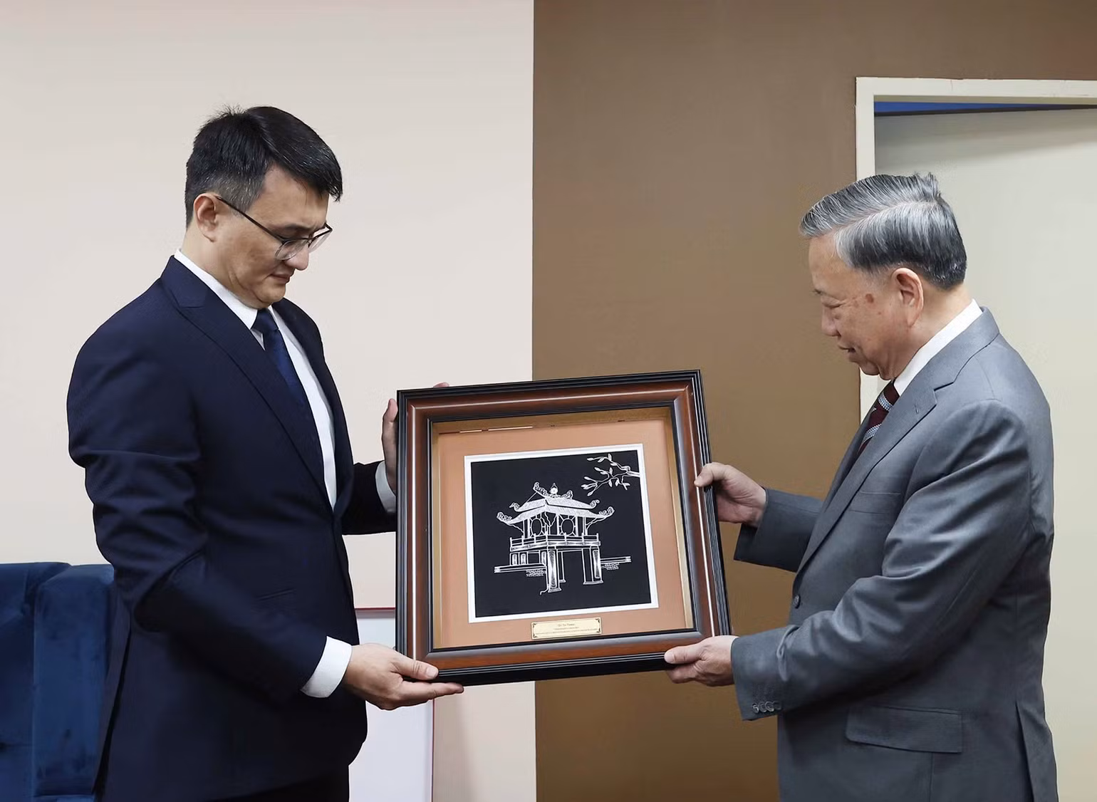 Tổng Bí thư Tô Lâm tặng quà lưu niệm cho Học viện Hành chính Công trực thuộc Tổng thống Kazakhstan. Tổng Bí thư Tô Lâm tặng quà lưu niệm cho Học viện Hành chính Công trực thuộc Tổng thống Kazakhstan.