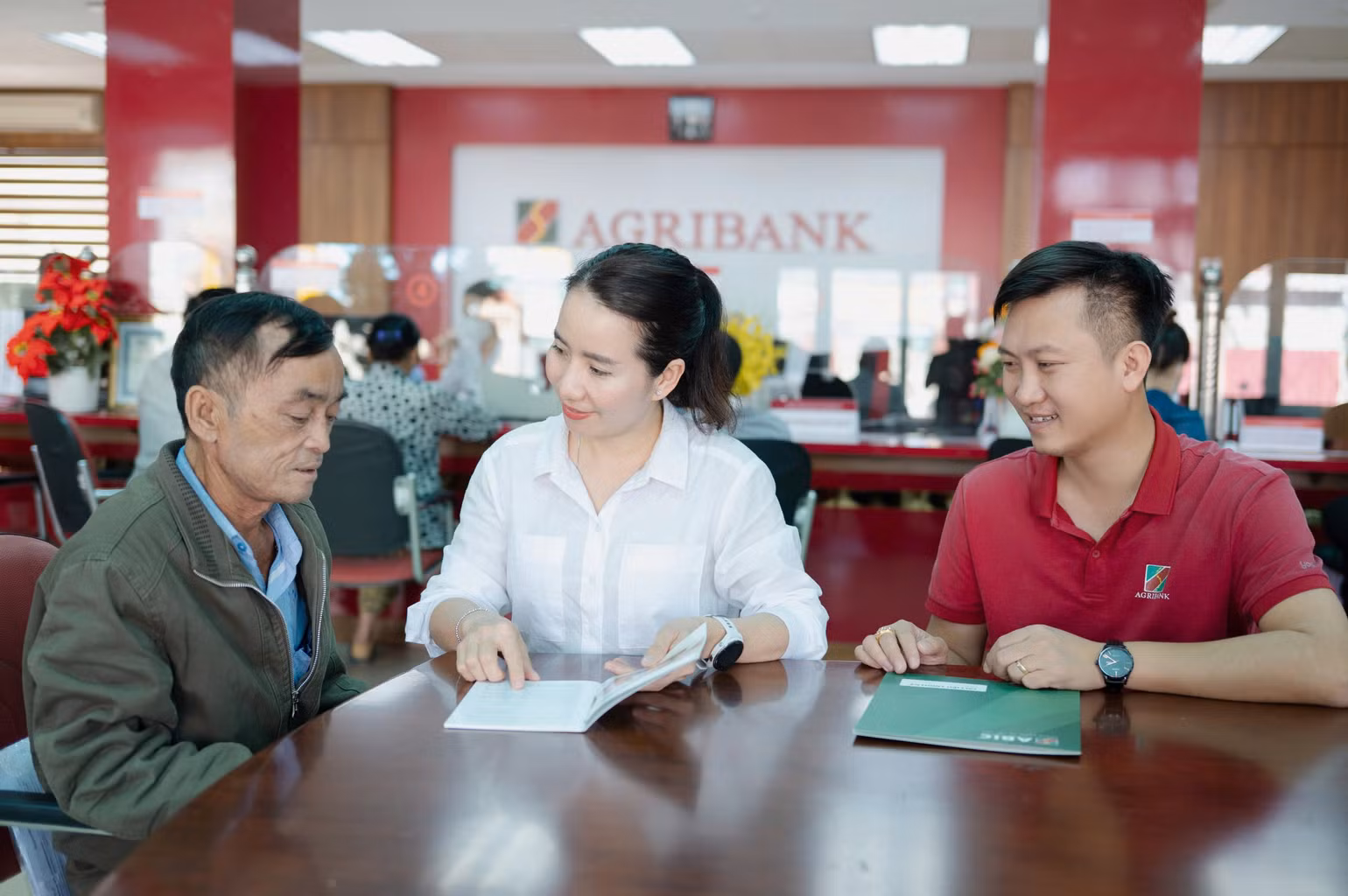 Với bảo hiểm Bảo an tín dụng, người nông dân có một điểm tựa để yên tâm mở rộng sản xuất. Với bảo hiểm Bảo an tín dụng, người nông dân có một điểm tựa để yên tâm mở rộng sản xuất.