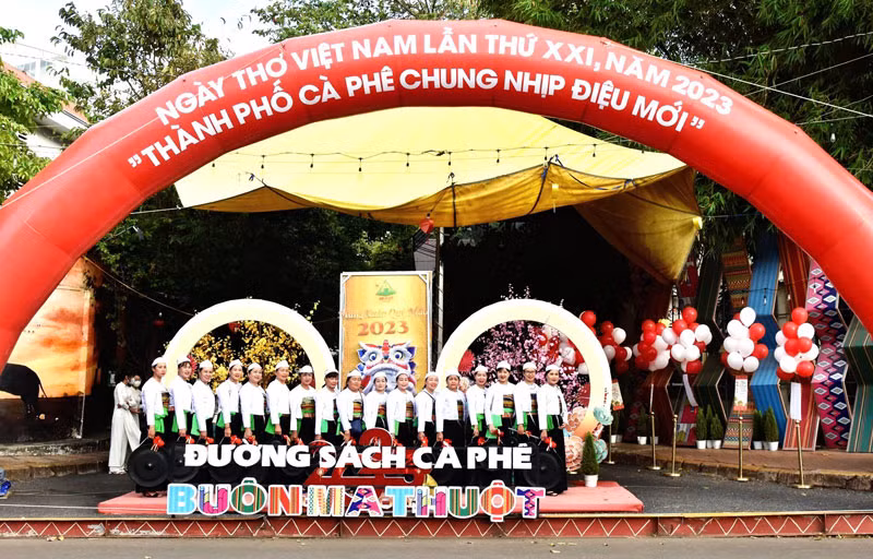 Chương trình thu hút đông đảo người yêu thơ là các dân tộc trong tỉnh tham dự.