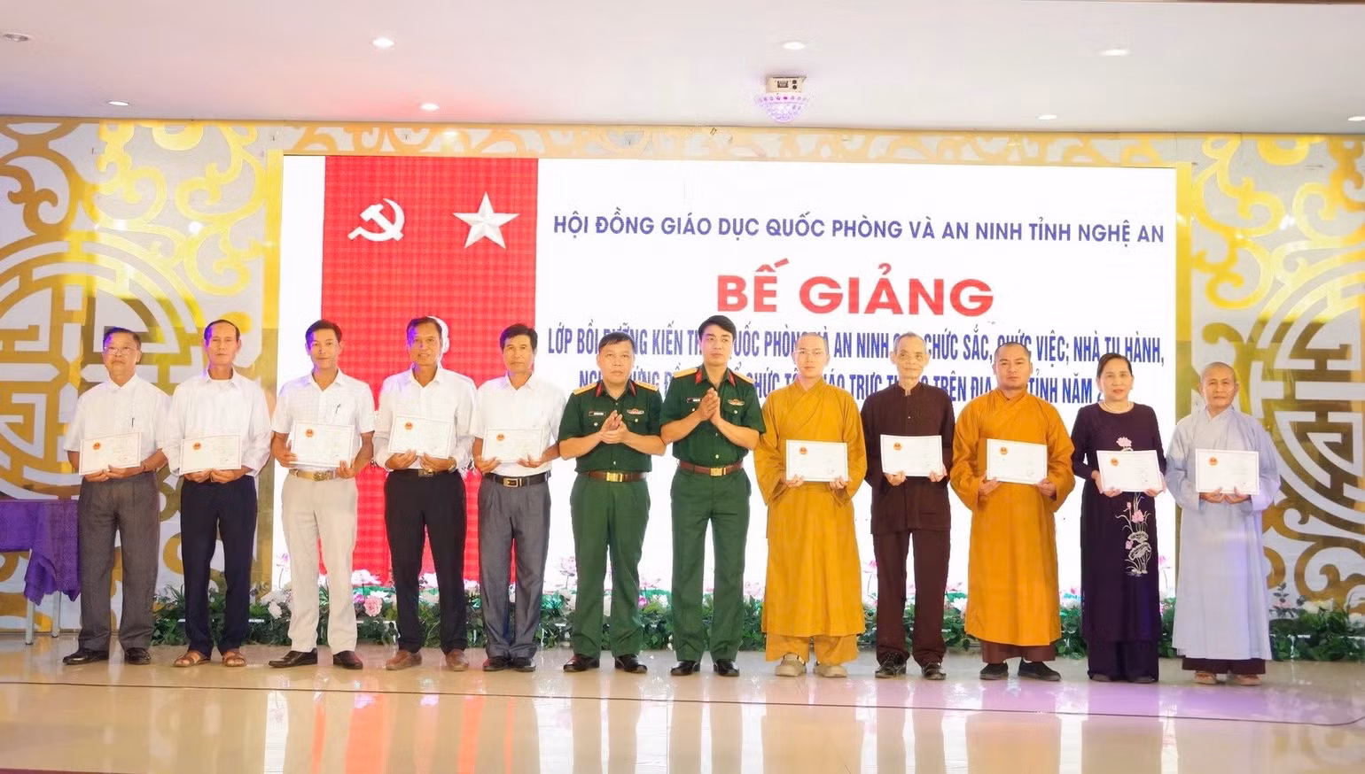 Bộ Chỉ huy Quân sự tỉnh Nghệ An luôn thực hiện tốt công tác tham mưu bồi dưỡng kiến thức quốc phòng và an ninh cho chức sắc, chức việc, nhà tu hành, người đứng đầu các tổ chức tôn giáo trên địa bàn. Bộ Chỉ huy Quân sự tỉnh Nghệ An luôn thực hiện tốt công tác tham mưu bồi dưỡng kiến thức quốc phòng và an ninh cho chức sắc, chức việc, nhà tu hành, người đứng đầu các tổ chức tôn giáo trên địa bàn.