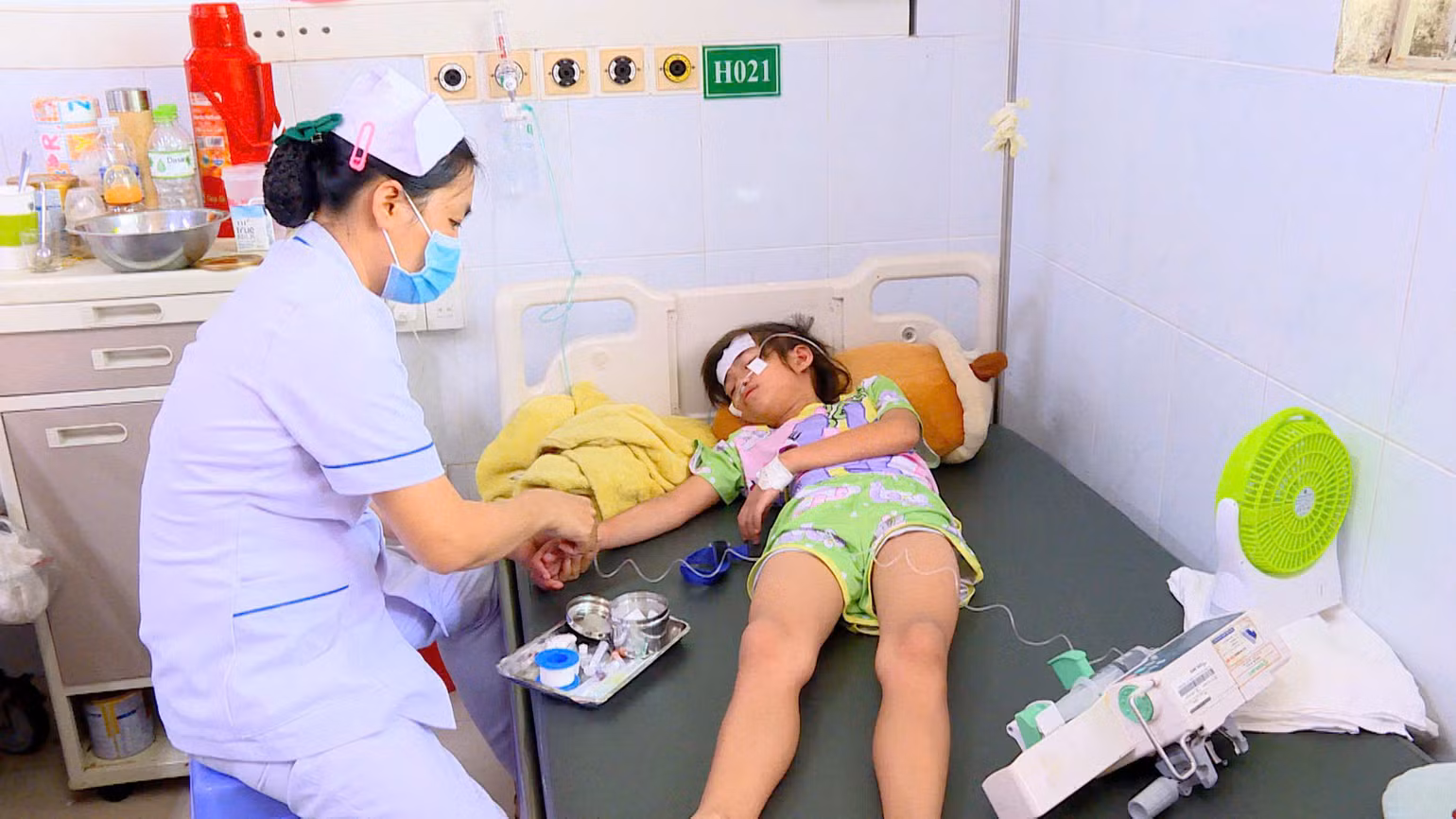 Chăm sóc trẻ mắc bệnh sởi ở Bệnh viện Nhi đồng Đồng Nai. (Ảnh: NGỌC THÀNH) Chăm sóc trẻ mắc bệnh sởi ở Bệnh viện Nhi đồng Đồng Nai. (Ảnh: NGỌC THÀNH)