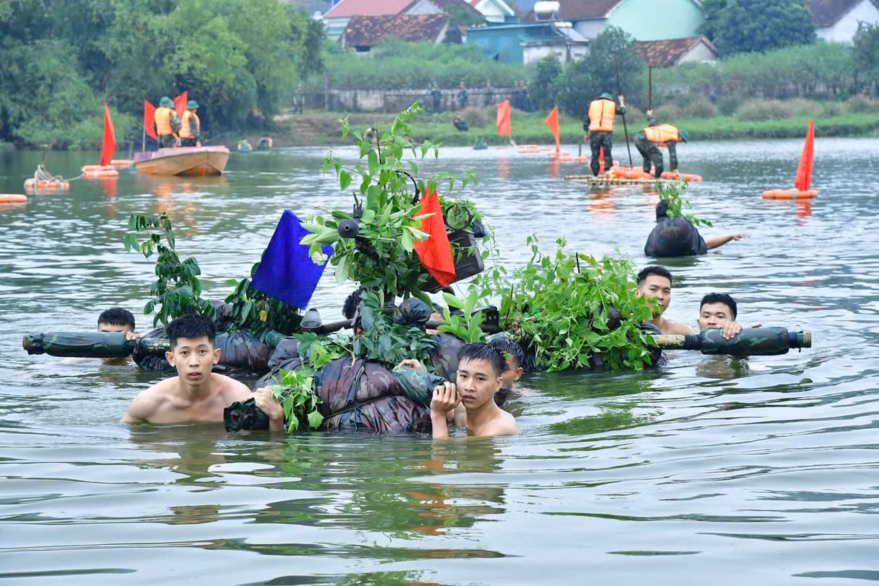 Chiến sĩ trẻ Khẩu đội súng máy 12,7 ly Trung đoàn 764 (Bộ Chỉ huy Quân sự Nghệ An) thực hành vượt sông. Chiến sĩ trẻ Khẩu đội súng máy 12,7 ly Trung đoàn 764 (Bộ Chỉ huy Quân sự Nghệ An) thực hành vượt sông.