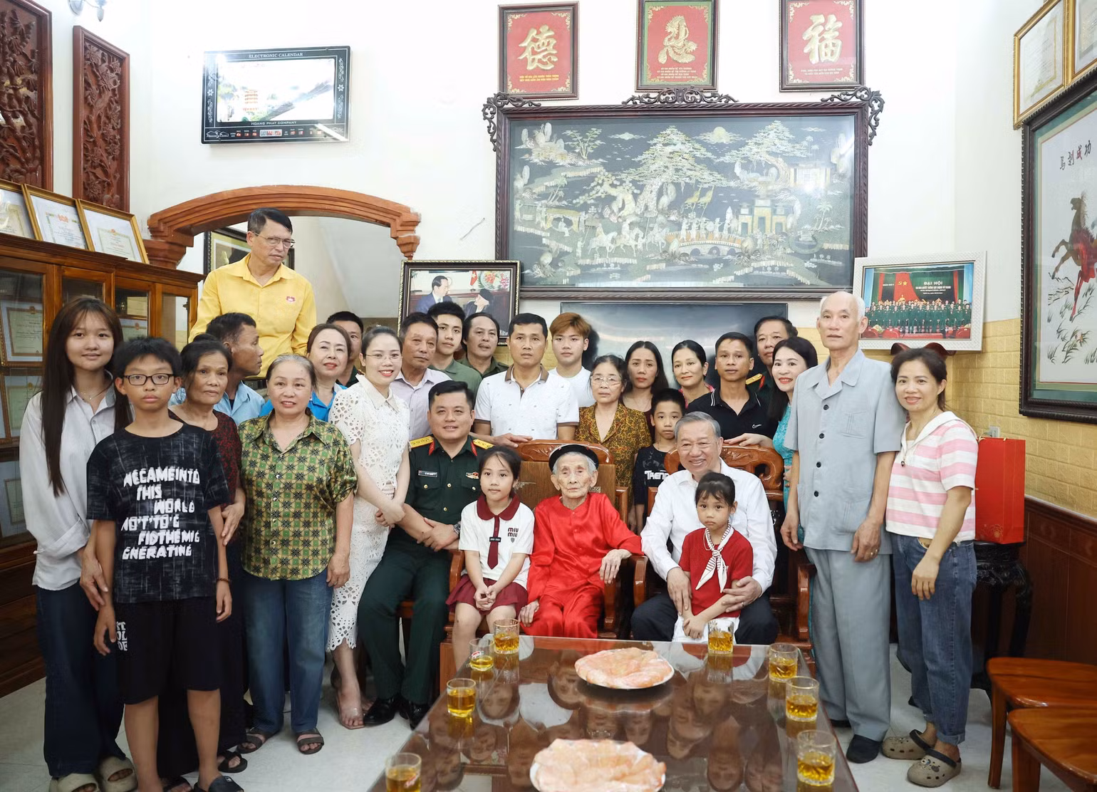 Tổng Bí thư Tô Lâm với gia đình Mẹ Việt Nam Anh hùng Lê Thị Sáu. (Ảnh: THỐNG NHẤT/TTXVN)