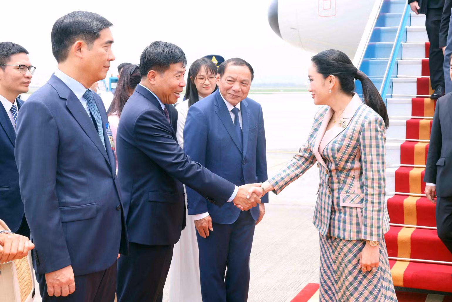 Lễ đón Thủ tướng Thái Lan Paetongtarn Shinawatra tại Sân bay Quốc tế Nội Bài, Hà Nội.
