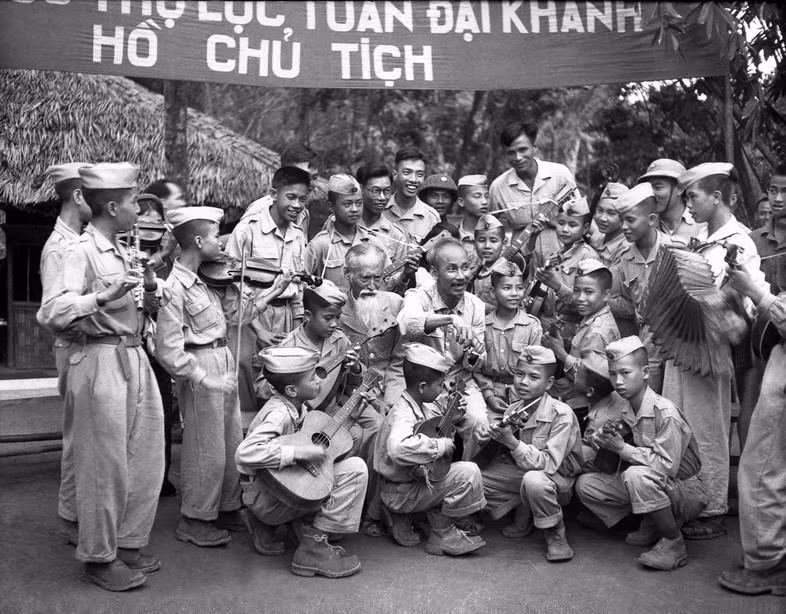 Chủ tịch Hồ Chí Minh với đoàn nghệ thuật thiếu nhi Liên khu X và đội thiếu sinh quân đến chúc mừng sinh nhật lần thứ 60 của Người tại chiến khu Việt Bắc, ngày 19/5/1950. (Ảnh: Tư liệu TTXVN) Chủ tịch Hồ Chí Minh với đoàn nghệ thuật thiếu nhi Liên khu X và đội thiếu sinh quân đến chúc mừng sinh nhật lần thứ 60 của Người tại chiến khu Việt Bắc, ngày 19/5/1950. (Ảnh: Tư liệu TTXVN)
