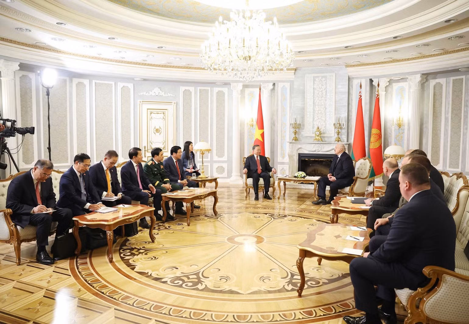 Tổng Bí thư Tô Lâm hội đàm hẹp với Tổng thống Belarus Aleksandr Lukashenko. (Ảnh: THỐNG NHẤT/TTXVN)