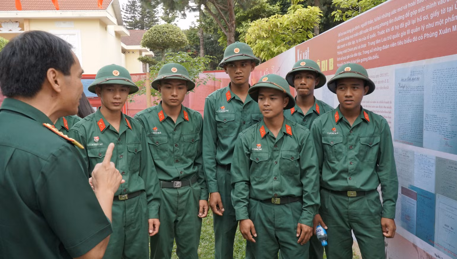 Cán bộ đi B kể về quá trình sống chiến đấu, lao động và học tập. Cán bộ đi B kể về quá trình sống chiến đấu, lao động và học tập.