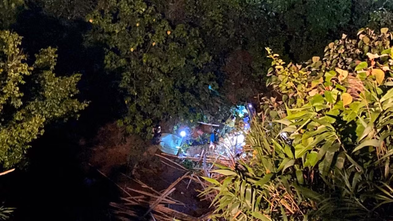 Lực lượng cứu hộ đang tìm kiếm, đưa nạn nhân ra khỏi vực sâu.