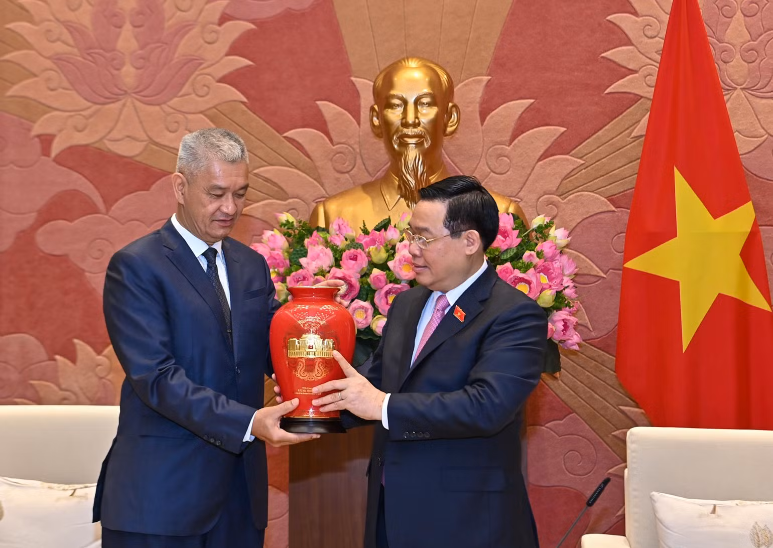 Chủ tịch Quốc hội Vương Đình Huệ tặng quà lưu niệm cho đồng chí Anouphap Tounalom.
